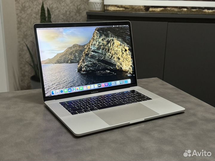 Macbook Pro 15 2016 16gb 256SSD идеал