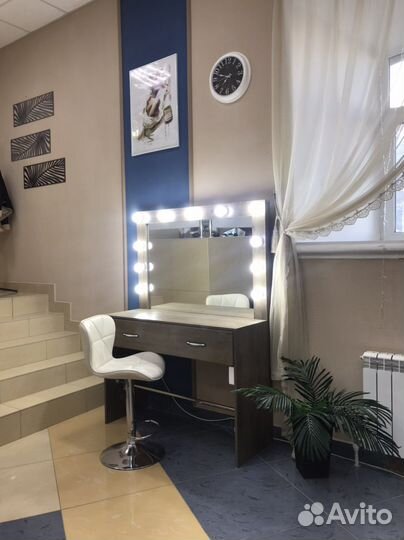 Стол бровиста и визажиста