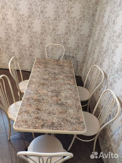 Кухонный стол и стулья