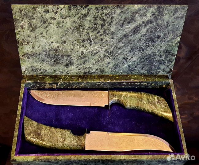 Сувенирные ножи в шкатулке змеевик