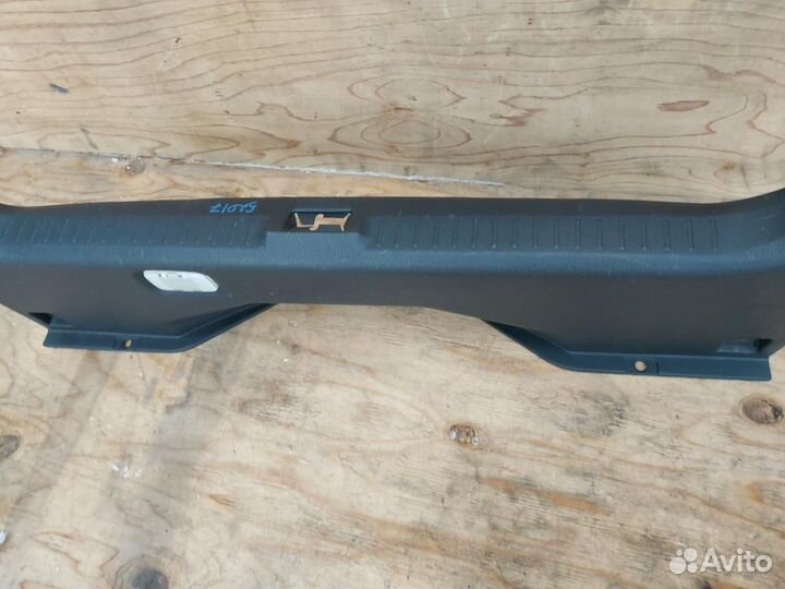 Обшивка крышки багажника Nissan Fuga Y50