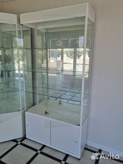 Шкаф-витрина и стол ресепшен