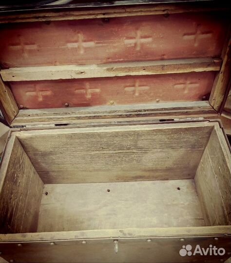 Сундук старинный металлический