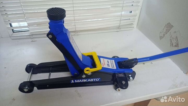 Домкрат Маяк 1625 высота 400мм 2,5 тонны подкатной