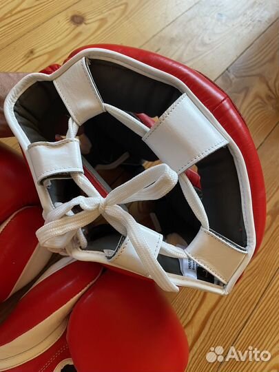 Боксерские перчатки и шлем