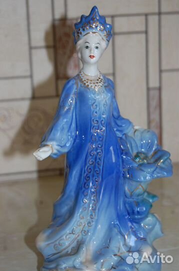 Фарфоровая статуэтка россия