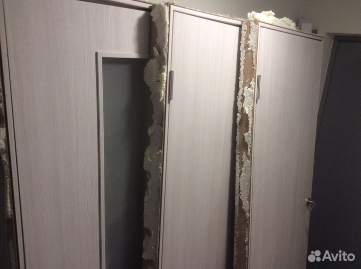 Двери с коробками наличниками замками