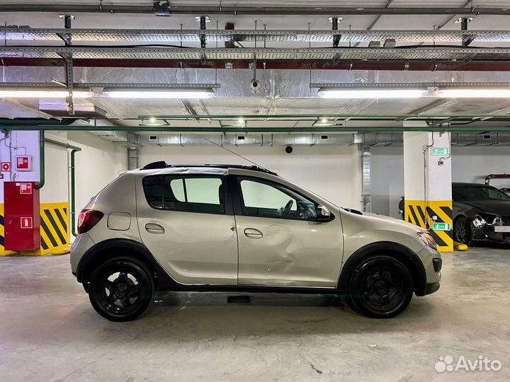 Renault Sandero Stepway 1.6 МТ, 2017, битый, 30 672 км