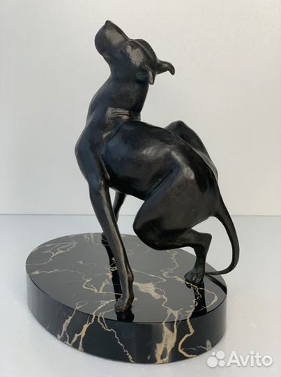Собака бронзовая на камне