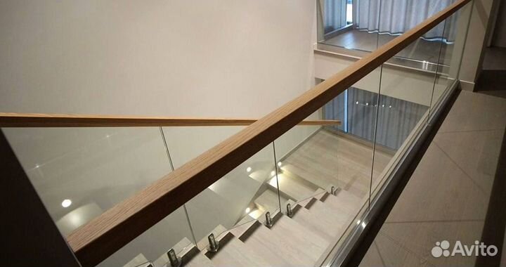 Стеклянное ограждение для лестниц и душевых