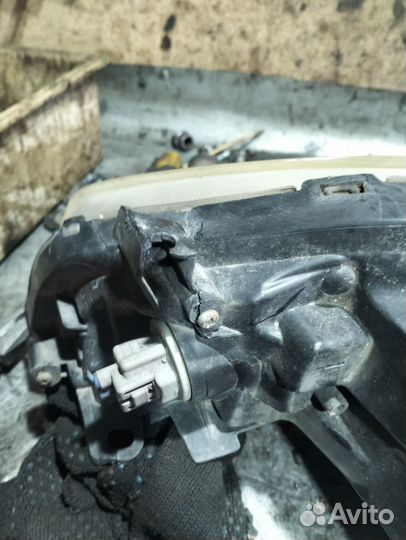 Фара,toyota wich 20 кузов