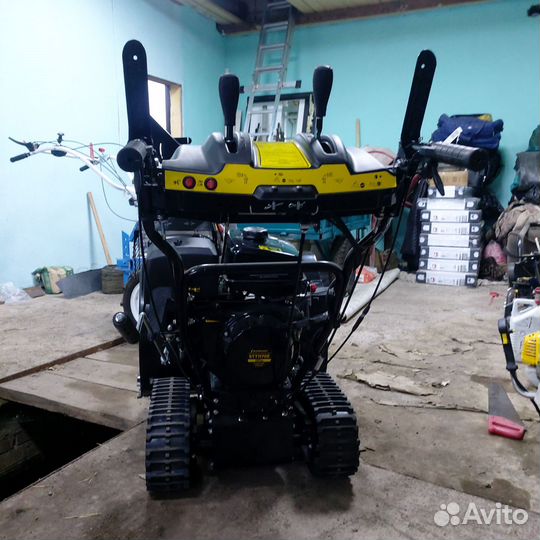 Снегоуборщик бензиновый гусеничный