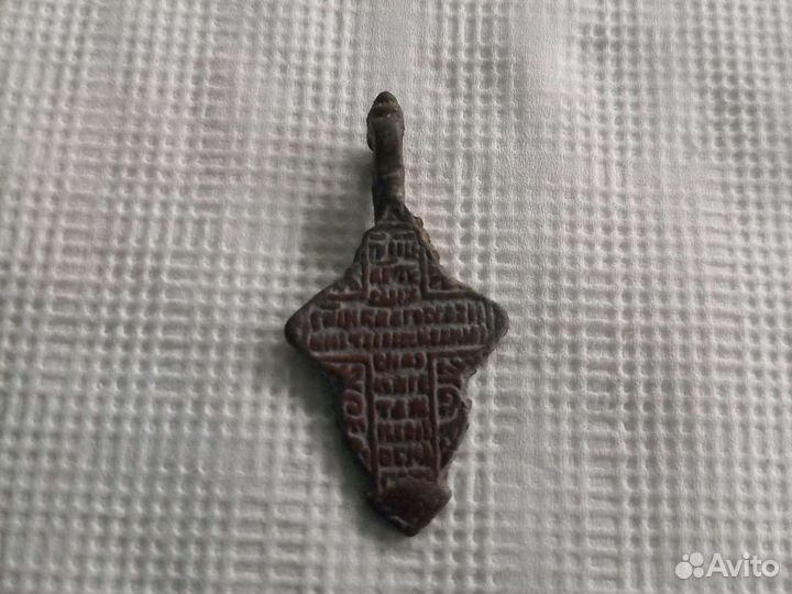 Церковный крестик в хорошем состоянии