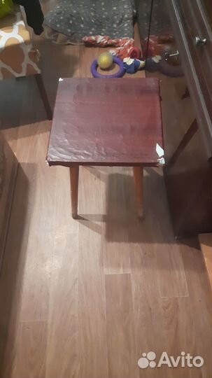 Отдаю табурет и тумбочку