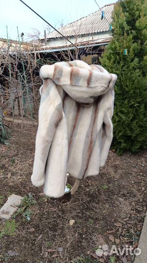 Полушубок из норки с капюшоном белый