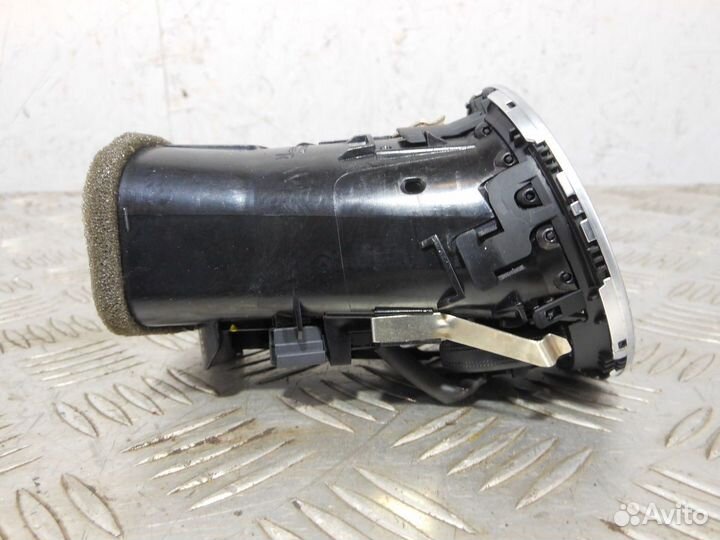 Дефлектор левый мерседес W204