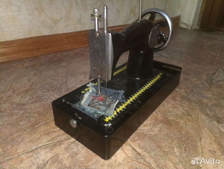 Антикварная игрушечная швейная машинка СССР