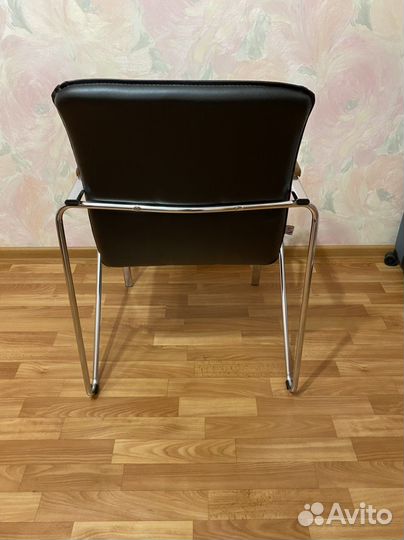 Офисный стул черный