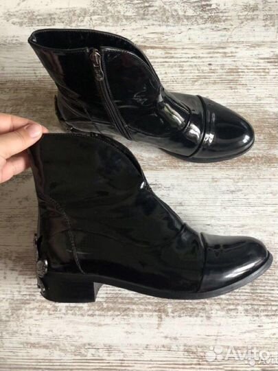 Крутые лаковые ботинки