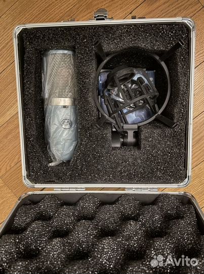 Студийный микрофон AKG Perception 420 и стойка