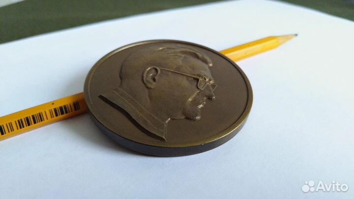Настольная медаль 