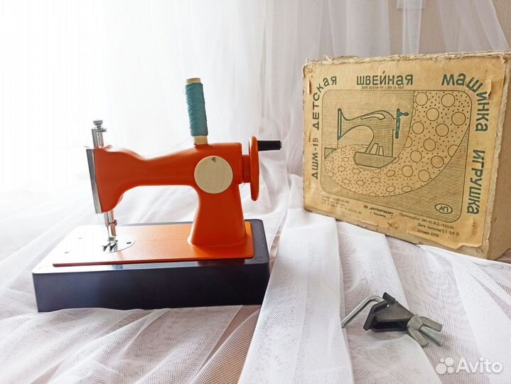 Детская швейная машинка СССР