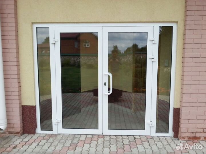 Пластиковая дверь в частный дом