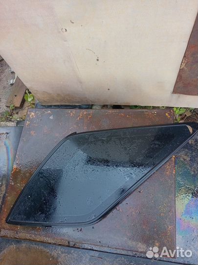 Форточка задняя правая Kia Sorento 1