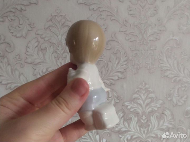 Статуэтка фарфоровая мальчик