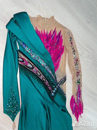 Костюм для выступлений по фигурному катанию