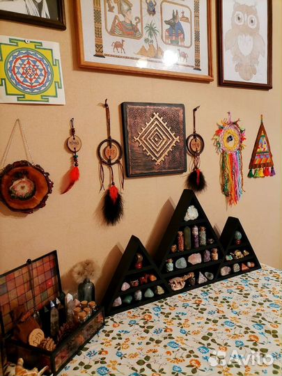 Полка треугольная для коллекции