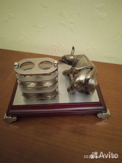 Настольный канцелярский прибор с часами