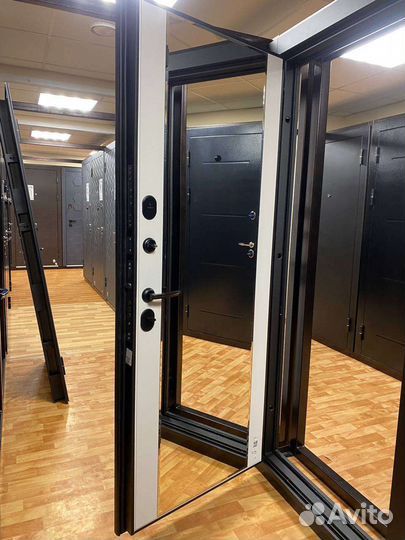 Входные двери с зеркалом