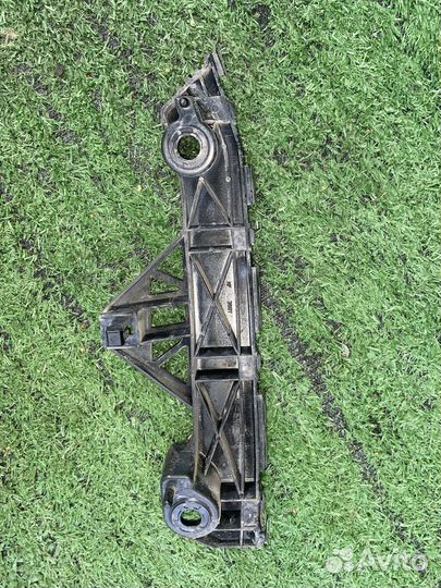 Кронштейн крепления бампера левый Mazda Axela BL5F