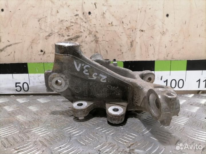 Кулак задний левый Bmw 7 f02 2008-2015