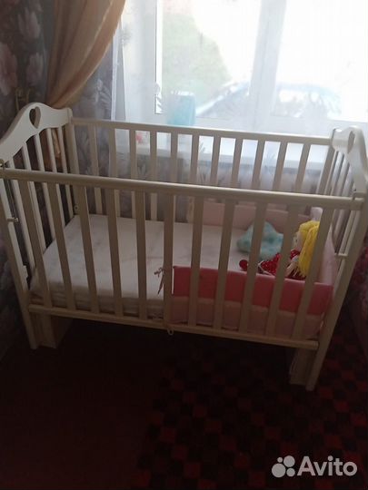 Детская кроватка с маятником