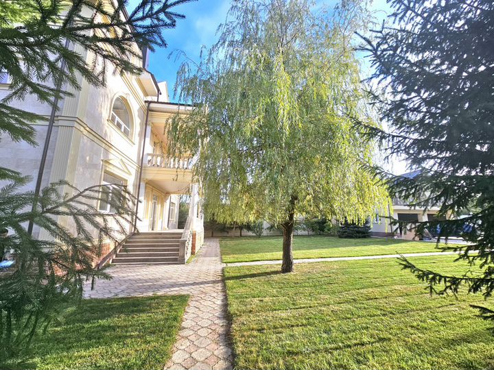 Дом 1600 м² на участке 23 сот.