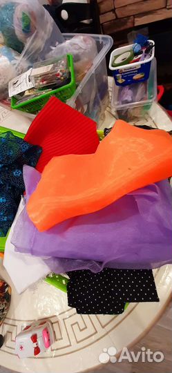 Ткани, пуговки, нитки для вязания, кружево