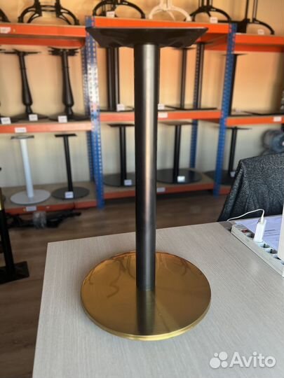 Подстолья блестящее золотого цвета