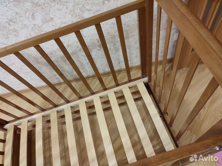 Детская кроватка с поперечным маятником