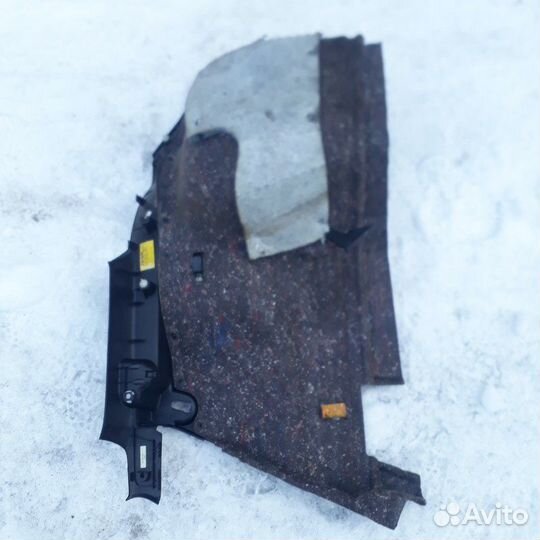 Обшивка багажника задняя левая Toyota Avensis
