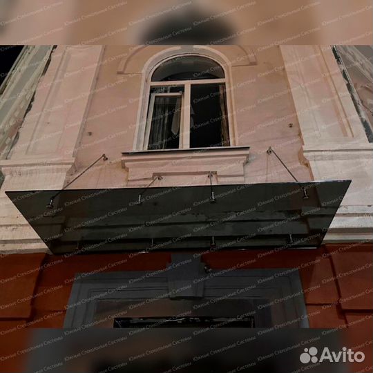 Стеклянный козырек над крыльцом