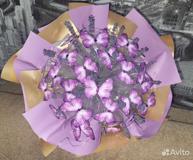 Светящийся букет из бабочек с лавандой