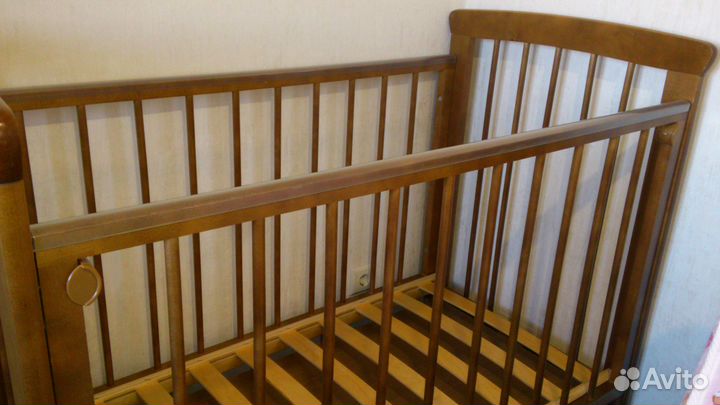 Детская кроватка-маятник