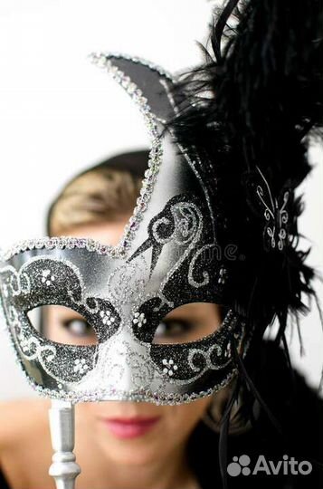 Карнавальная венецианская маска (Красный куб)