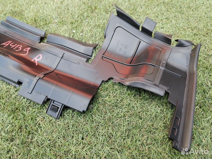 Дефлектор радиатора правый Audi A4 B9 2018