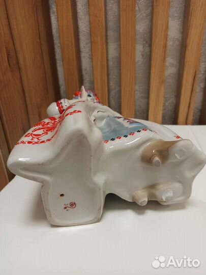 Фарфоровая статуэтка 