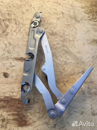 Петля крышки багажника правая VW Jetta 5