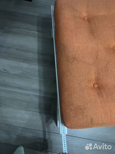 Пуф на деревянных ножках большой