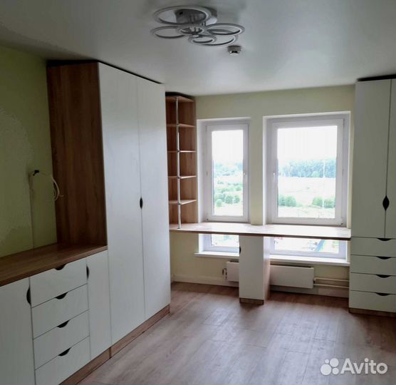 Рабочая зона в углу у окна